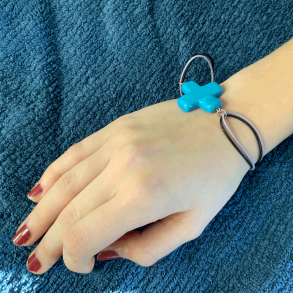 armbnd med blt keramikkors