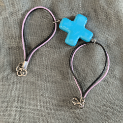 armbnd med blt keramikkors