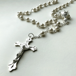 Brnerosenkrans med eukaristien (dreng)