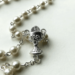 Brnerosenkrans med eukaristien (dreng)