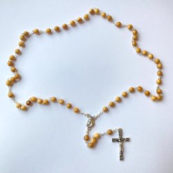 Rosenkrans af oliventr� med metalkors