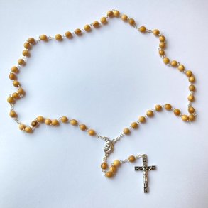 Rosenkrans af oliventr� med metalkors