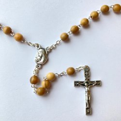 Rosenkrans af oliventr� med metalkors
