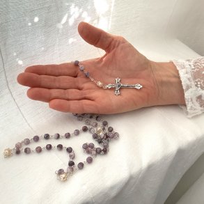 Rosenkrans med lilla glasperler