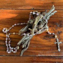 Rosenkrans med lilla glasperler