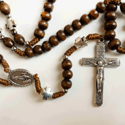 Rosenkrans, mrkebrun med metalkors