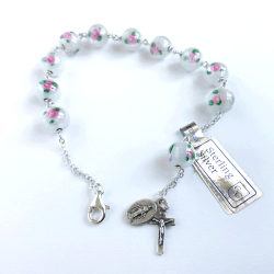 Slvarmbnd med perler af glas med indfattede roser