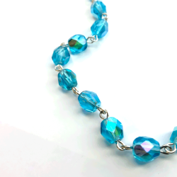 Armbnd med glasperler, kors og mariamedaljon