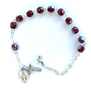 Armbnd med glasperler, kors og mariamedaljon