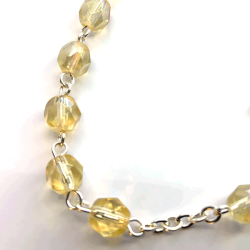 Armbnd med glasperler, kors og mariamedaljon