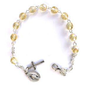 Armb�nd med glasperler, kors og mariamedaljon