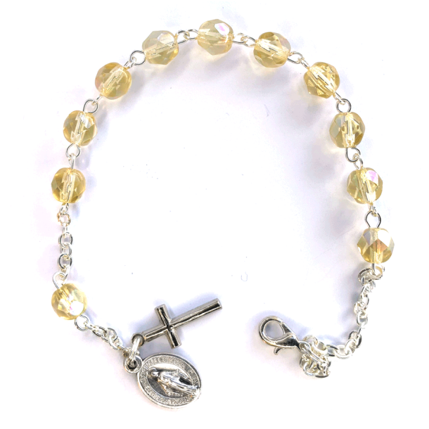 Armb�nd med glasperler, kors og mariamedaljon