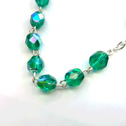 Armbnd med glasperler, kors og mariamedaljon