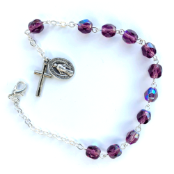 Armbnd med glasperler, kors og mariamedaljon
