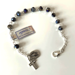 Armbnd med glasperler, kors og mariamedaljon