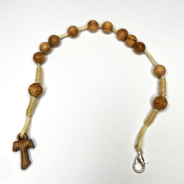 Armbnd med et led rosenkrans af oliventr med Tau kors
