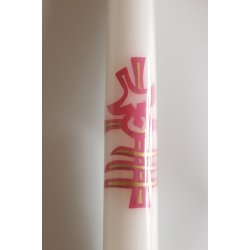 Dbslys med kors og due motiv i pink